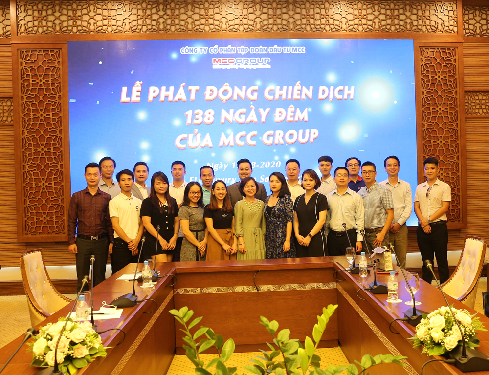 Tập thể Cán bộ chủ chốt tham gia lễ phát động chiến dịch 138 ngày đêm của tập đoàn